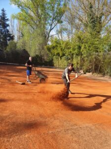 Construire un terrain de tennis via un travail en binôme
